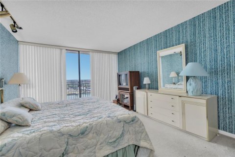 Condo in Treasure Island, Florida, 2 bedrooms № 2215469 - photo 13