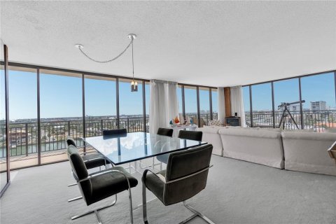 Condo in Treasure Island, Florida, 2 bedrooms № 2215469 - photo 9