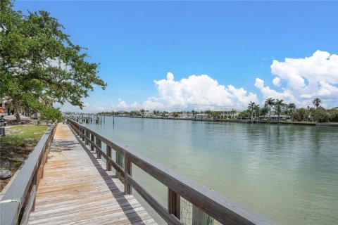 Condo in Treasure Island, Florida, 2 bedrooms № 2215469 - photo 26