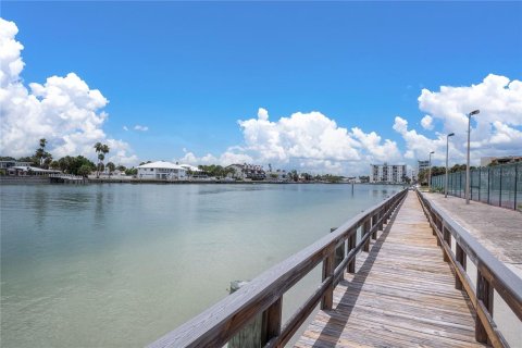 Condo in Treasure Island, Florida, 2 bedrooms № 2215469 - photo 27