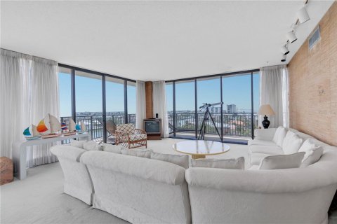 Condo in Treasure Island, Florida, 2 bedrooms № 2215469 - photo 5