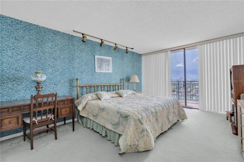 Condo in Treasure Island, Florida, 2 bedrooms № 2215469 - photo 12