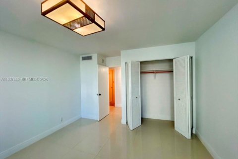 Copropriété à louer à Hallandale Beach, Floride: 2 chambres, 121.89 m2 № 1997897 - photo 28