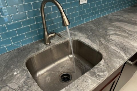 Copropriété à louer à Hallandale Beach, Floride: 2 chambres, 121.89 m2 № 1997897 - photo 18