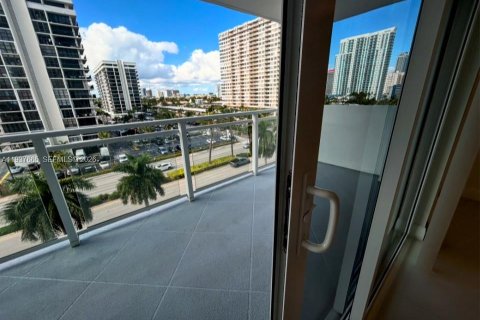 Copropriété à louer à Hallandale Beach, Floride: 2 chambres, 121.89 m2 № 1997897 - photo 11