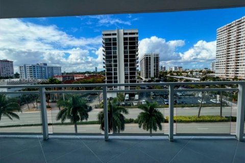 Copropriété à louer à Hallandale Beach, Floride: 2 chambres, 121.89 m2 № 1997897 - photo 2
