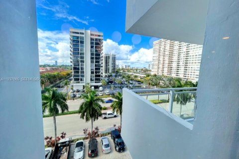 Copropriété à louer à Hallandale Beach, Floride: 2 chambres, 121.89 m2 № 1997897 - photo 8