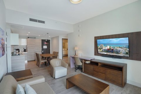 Condo in Hollywood, Florida, 2 bedrooms  № 1938112 - photo 9