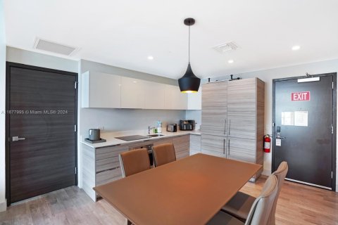 Condo in Hollywood, Florida, 2 bedrooms  № 1938112 - photo 13