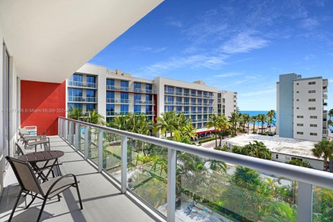 Condo in Hollywood, Florida, 2 bedrooms  № 1938112 - photo 1