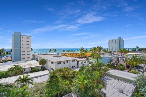 Condo in Hollywood, Florida, 2 bedrooms  № 1938112 - photo 2