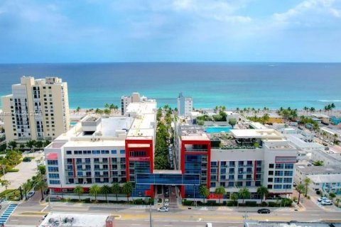 Condo in Hollywood, Florida, 2 bedrooms  № 1938112 - photo 18