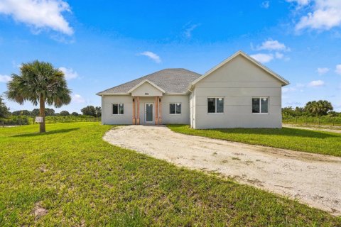 House in Okeechobee, Florida 4 bedrooms № 2377249 - photo 2