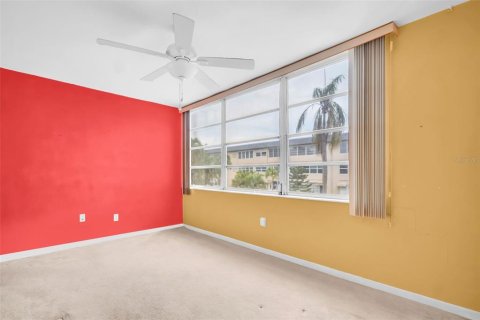 Condo in Saint Petersburg, Florida, 2 bedrooms  № 1786837 - photo 13