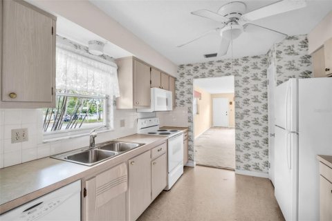 Condo in Saint Petersburg, Florida, 2 bedrooms  № 1786837 - photo 9