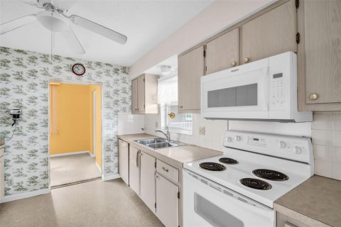 Condo in Saint Petersburg, Florida, 2 bedrooms  № 1786837 - photo 8