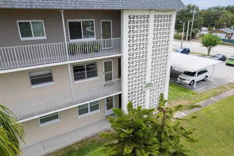 Condo in Saint Petersburg, Florida, 2 bedrooms  № 1786837 - photo 1