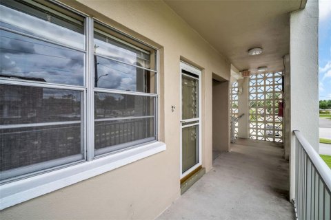 Condo in Saint Petersburg, Florida, 2 bedrooms  № 1786837 - photo 2