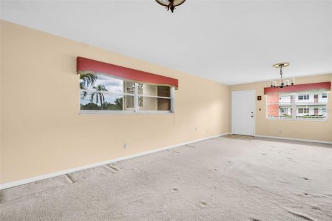 Condo in Saint Petersburg, Florida, 2 bedrooms  № 1786837 - photo 7