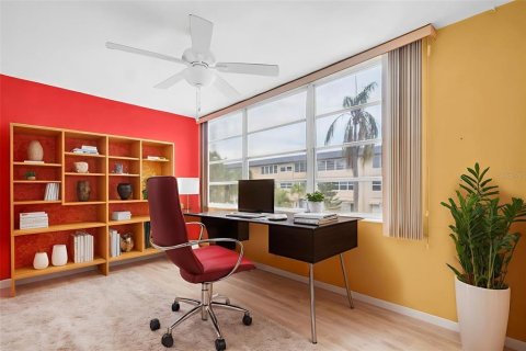 Condo in Saint Petersburg, Florida, 2 bedrooms  № 1786837 - photo 12