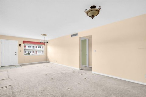 Condo in Saint Petersburg, Florida, 2 bedrooms  № 1786837 - photo 6