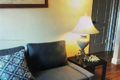 Condo in Coral Gables, Florida, 1 bedroom  № 2079835