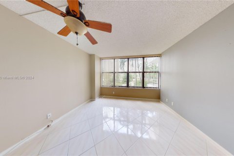 Condo in Hallandale Beach, Florida, 2 bedrooms  № 1735651 - photo 20
