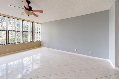 Condo in Hallandale Beach, Florida, 2 bedrooms  № 1735651 - photo 17