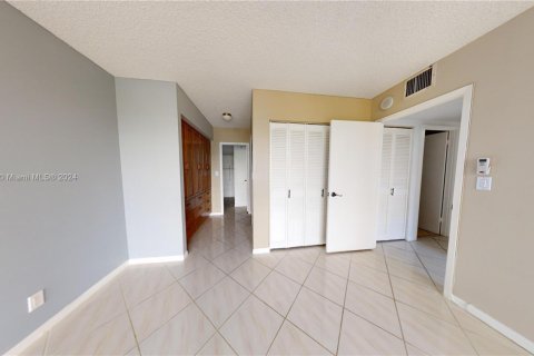 Condo in Hallandale Beach, Florida, 2 bedrooms  № 1735651 - photo 16