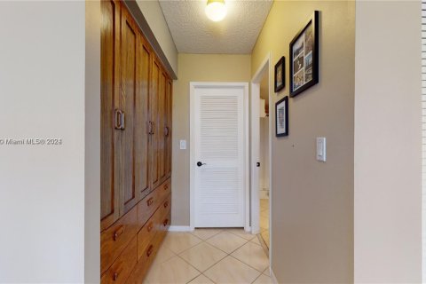 Condo in Hallandale Beach, Florida, 2 bedrooms  № 1735651 - photo 15