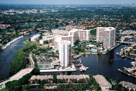 Condo in Hallandale Beach, Florida, 2 bedrooms  № 1735651 - photo 1