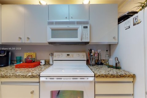 Condo in Hallandale Beach, Florida, 2 bedrooms  № 1735651 - photo 13