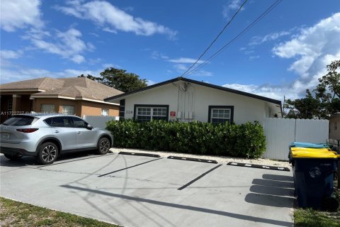 Commercial property in Dania Beach, Florida 133.87 sq.m. № 1726643 - photo 1