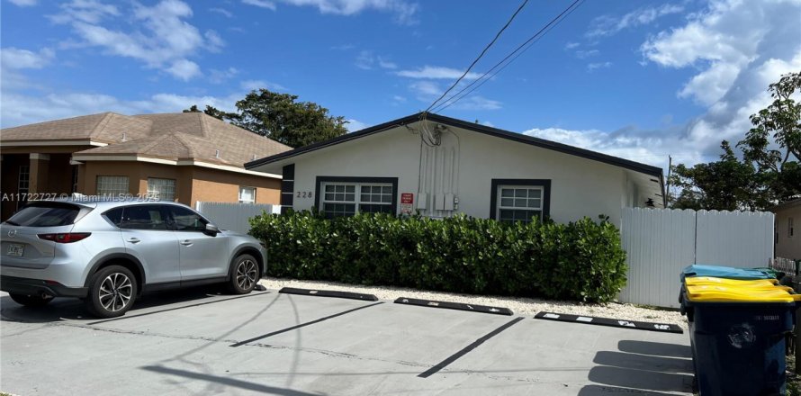 Commercial property in Dania Beach, Florida 133.87 sq.m. № 1726643