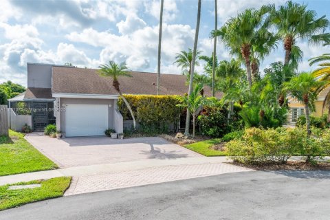 House in Weston, Florida 3 bedrooms, 216.28 sq.m. № 1892129 - photo 1