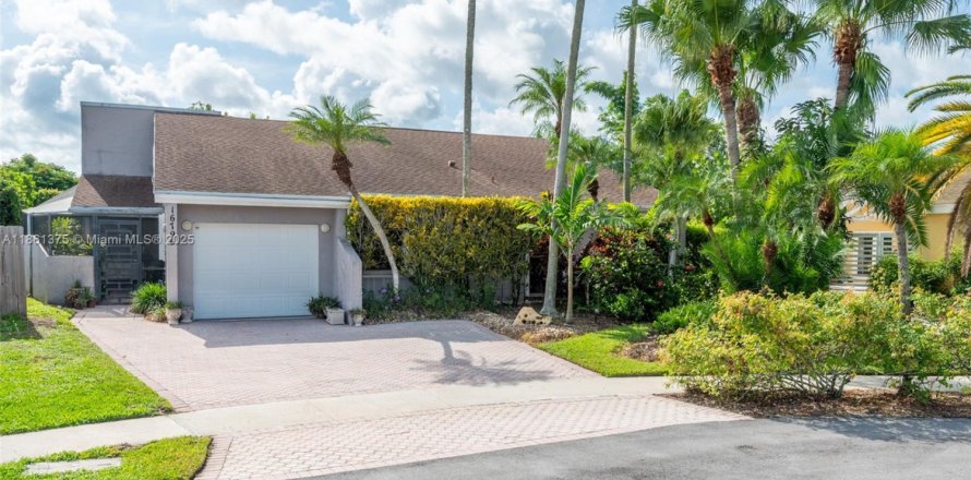 House in Weston, Florida 3 bedrooms, 216.28 sq.m. № 1892129