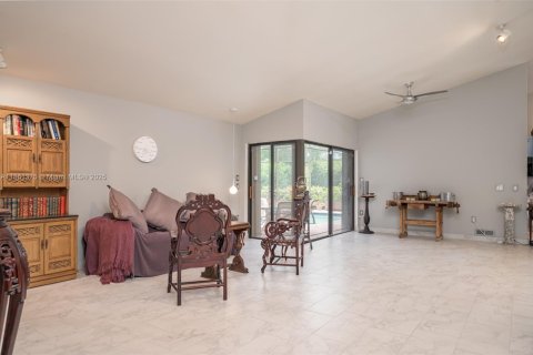 House in Weston, Florida 3 bedrooms, 216.28 sq.m. № 1892129 - photo 3