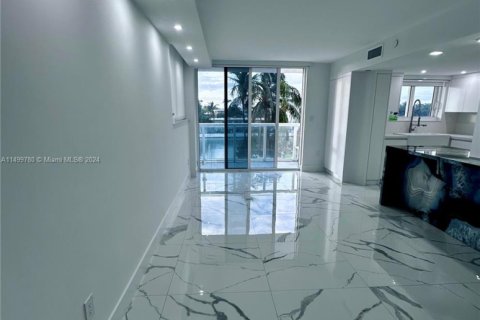 Condo in Miami Beach, Florida, 2 bedrooms  № 1862773 - photo 11
