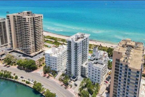 Condo in Miami Beach, Florida, 2 bedrooms  № 1862773 - photo 2