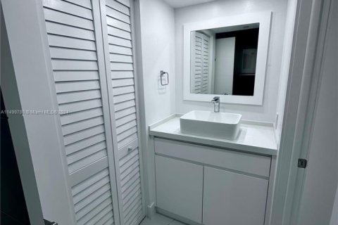Condo in Miami Beach, Florida, 2 bedrooms  № 1862773 - photo 8