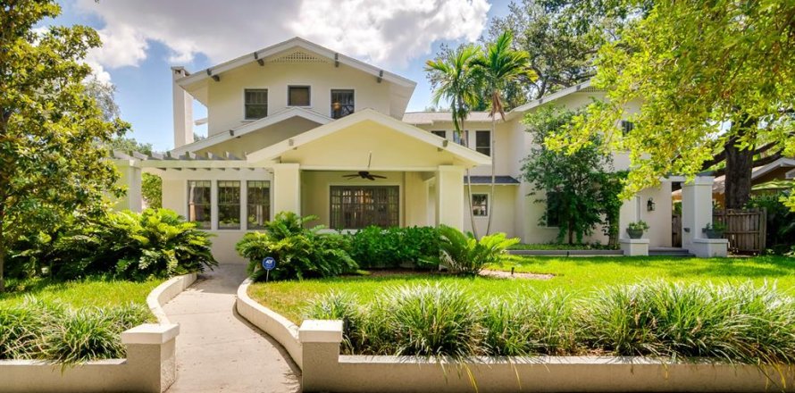 House in Tampa, Florida 5 bedrooms, 468.32 sq.m. № 1877228