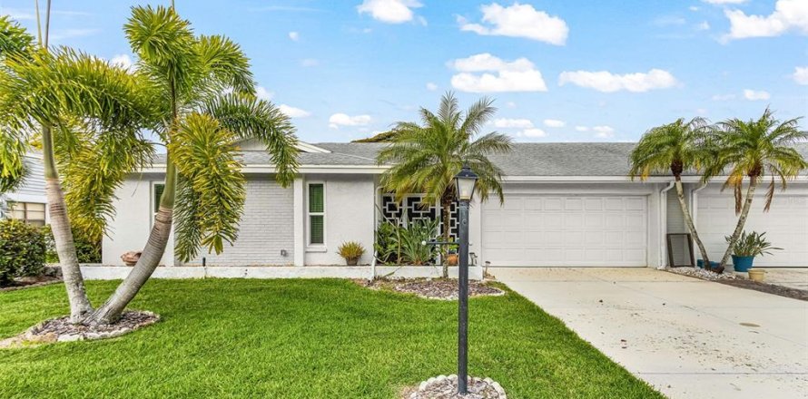 House in Fort Myers, Florida 2 bedrooms, 149.76 sq.m. № 2229449