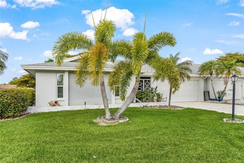 House in Fort Myers, Florida 2 bedrooms, 149.76 sq.m. № 2229449 - photo 3