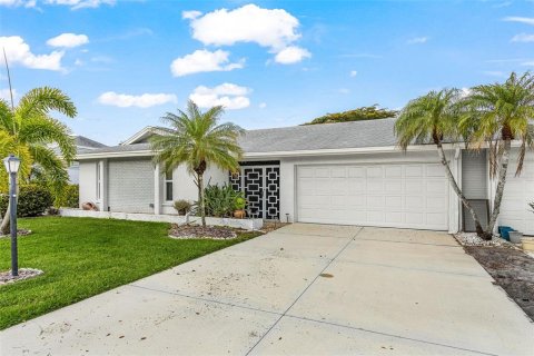House in Fort Myers, Florida 2 bedrooms, 149.76 sq.m. № 2229449 - photo 2