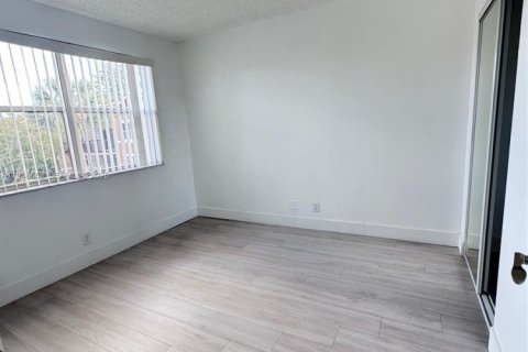 Condo in Coral Springs, Florida, 3 bedrooms  № 2020892 - photo 23