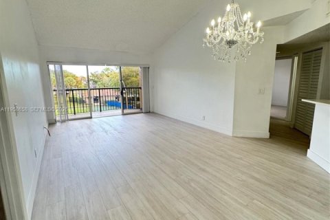 Condo in Coral Springs, Florida, 3 bedrooms  № 2020892 - photo 17