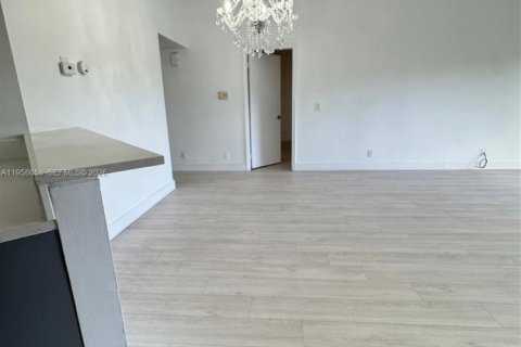 Condo in Coral Springs, Florida, 3 bedrooms  № 2020892 - photo 27