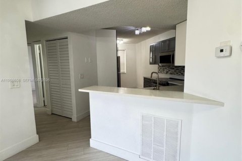 Condo in Coral Springs, Florida, 3 bedrooms  № 2020892 - photo 19