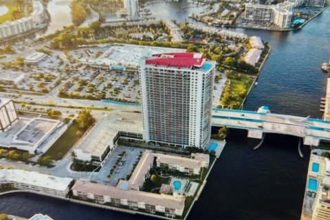 Condominio en venta en Hallandale Beach, Florida, 2 dormitorios, 95.69 m2 № 1856970 - foto 26