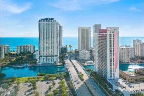 Condominio en venta en Hallandale Beach, Florida, 2 dormitorios, 95.69 m2 № 1856970 - foto 3